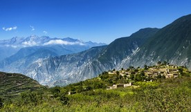 四川汶川县萝卜寨羌族古寨岷江峡