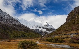 稻城亚丁央迈勇神山