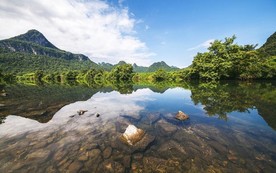清澈的河水