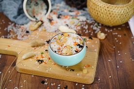 虾仁干贝蔬菜海鲜粥米摄影照片