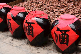 酒坛藏酒