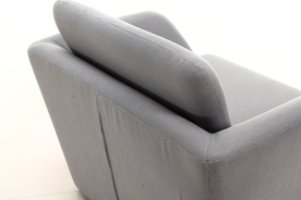 灰色沙发特写图