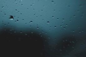 玻璃上的雨滴