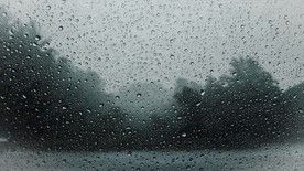 玻璃上的雨滴