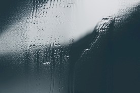 玻璃上的雨滴