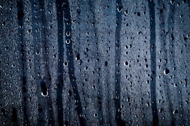 窗外玻璃上的雨滴