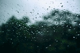 窗外玻璃上的雨滴