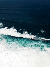 海浪拍岸