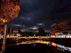 车水马龙的夜晚