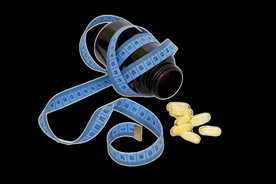 减肥药瓶和卷尺图片