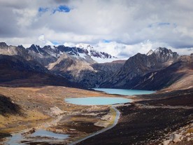川藏线国道318海子山姊妹湖