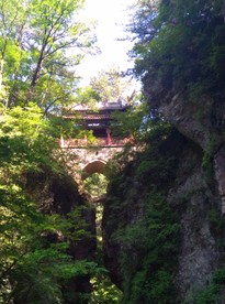 深山藏古寺