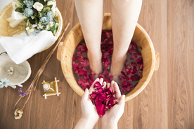 足浴玫瑰花瓣养生背景素材