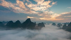 云雾缭绕山顶