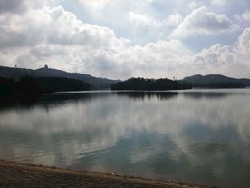 天空与湖水