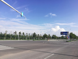 蓝色天空下的道路