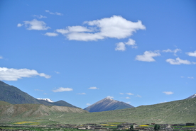 蓝天白云山峰