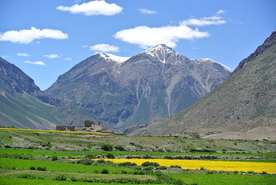 蓝天白云山峰