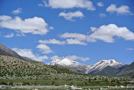 蓝天白云山峰