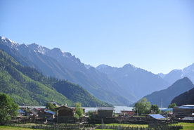 蓝天白云山峰