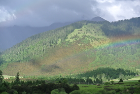蓝天白云山峰