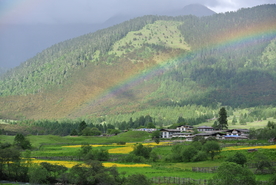 蓝天白云山峰