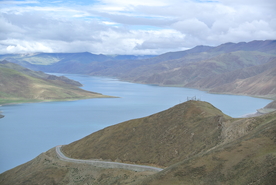 蓝天白云山峰