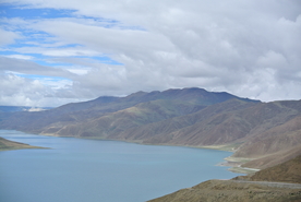 蓝天白云山峰