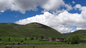 蓝天白云山峰