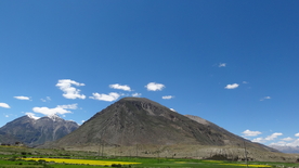 蓝天白云山峰