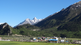 蓝天白云山峰