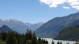 蓝天白云山峰