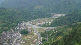 矮寨大桥俯视桥下风景