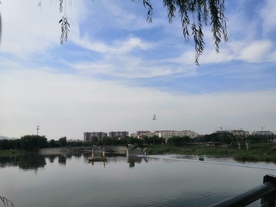 蓝天白云水面