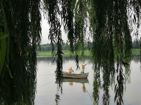 水面上的人物船只