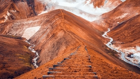 群山河流山坡山脊风景