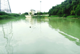 碧绿湖水