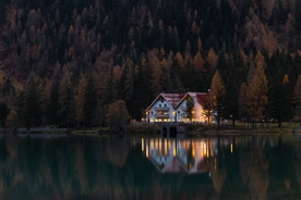 湖面小屋旅游自然生态背景素材
