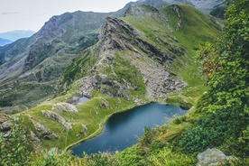 湖面山峰旅游自然生态背景素材