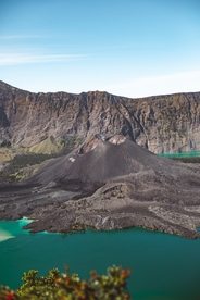 山峰湖面自然生态背景素材