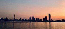 城市湖景