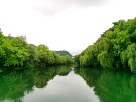 河中倒影