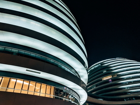 弧形建筑物夜景