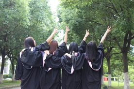 年轻的学生毕业合影