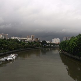 河上乌云风景