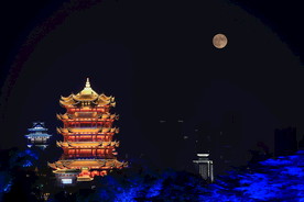 黄鹤望月