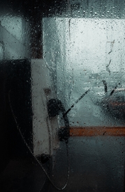 电话亭雨季玻璃模糊背景
