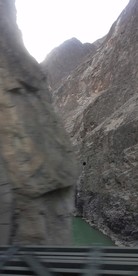高山峡谷小河风景