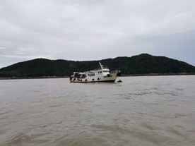 海上的船