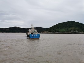 海上的船